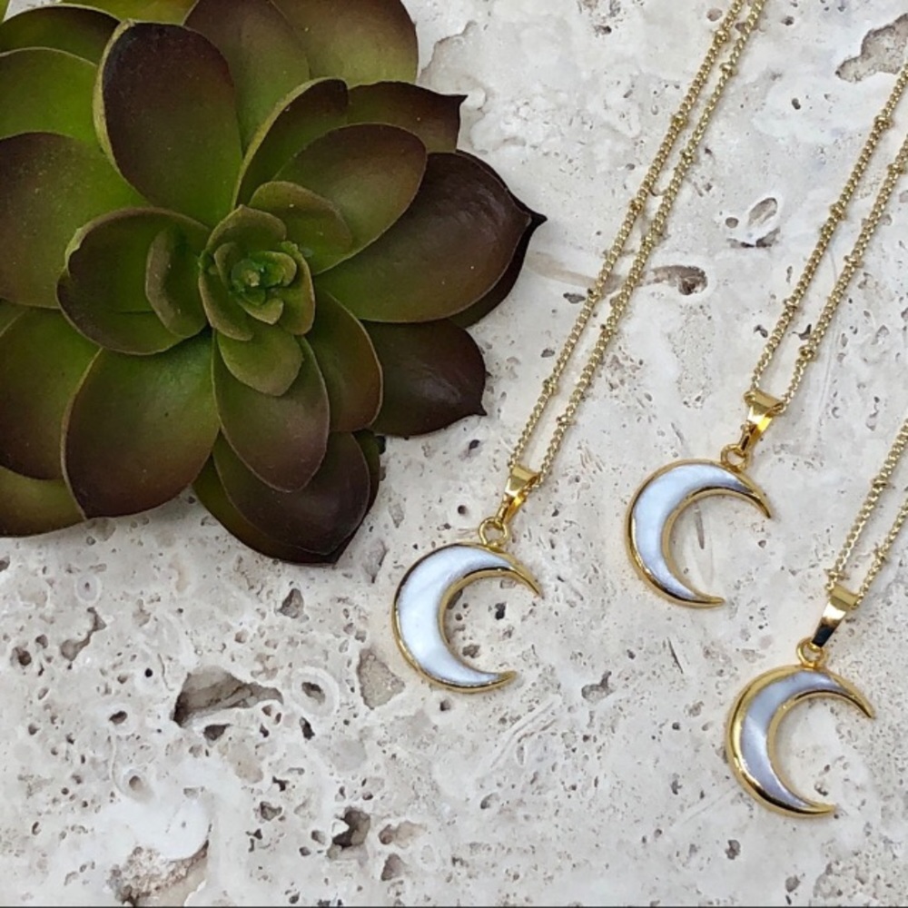 LAST 1 Crescent Moon 14K Gold plate shell necklace - Picture 4 of 7